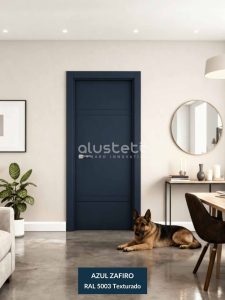 Puerta interior de aluminio modelo Logroño, color azul zafiro RAL 5003, fresada con 4 líneas horizontales, diseño moderno para hogares y oficinas.