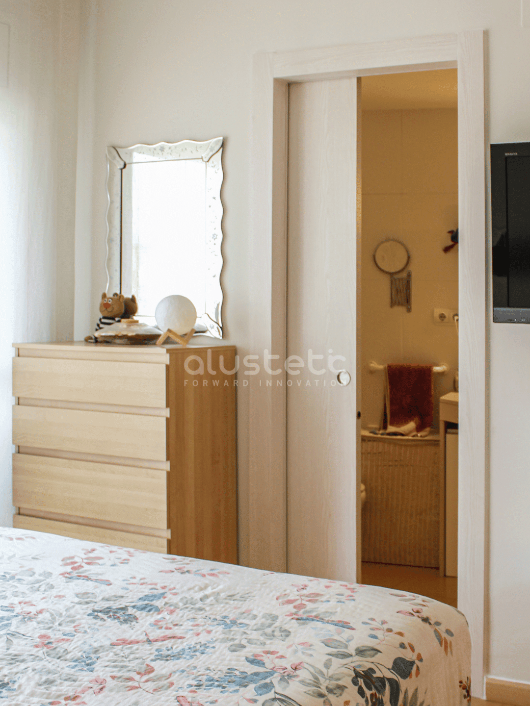 Puerta de aluminio instalada en baño