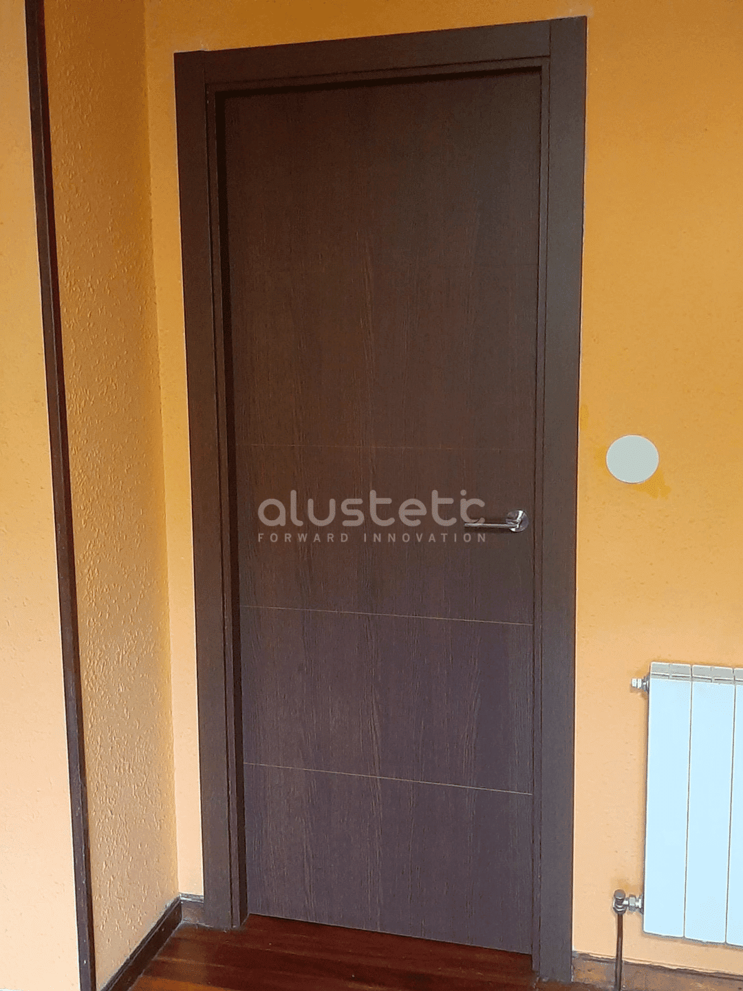 Puerta de aluminio instalada en ambiente cálido