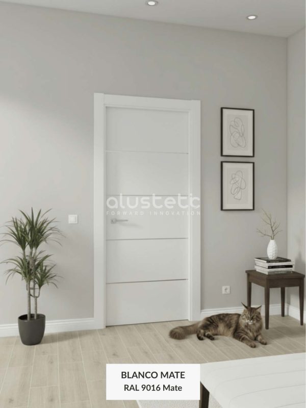 Puerta interior de aluminio blanca instalada