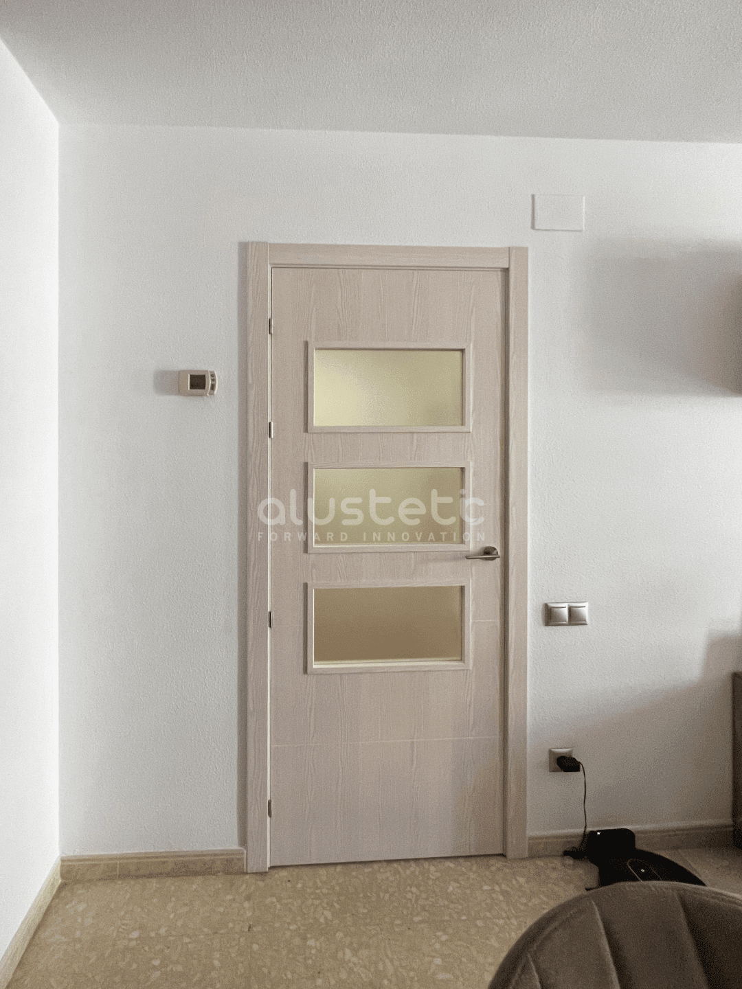 Puerta de aluminio moderna instalada en vivienda