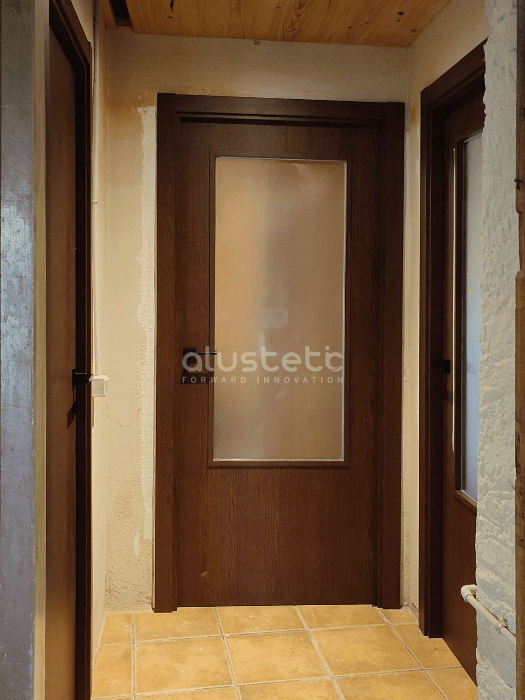Puerta de aluminio instalada en interior de vivienda