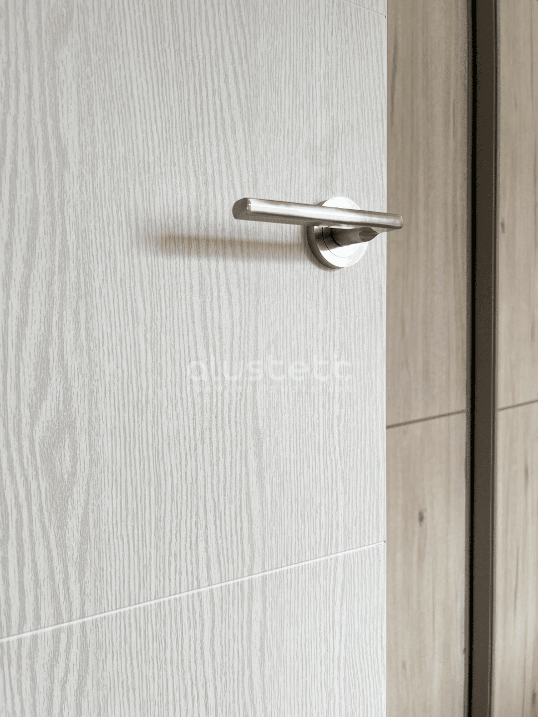 Puerta de aluminio instalada en ambiente moderno