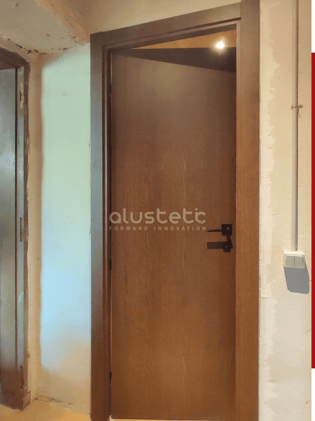 Puerta interior de aluminio instalada en dormitorio