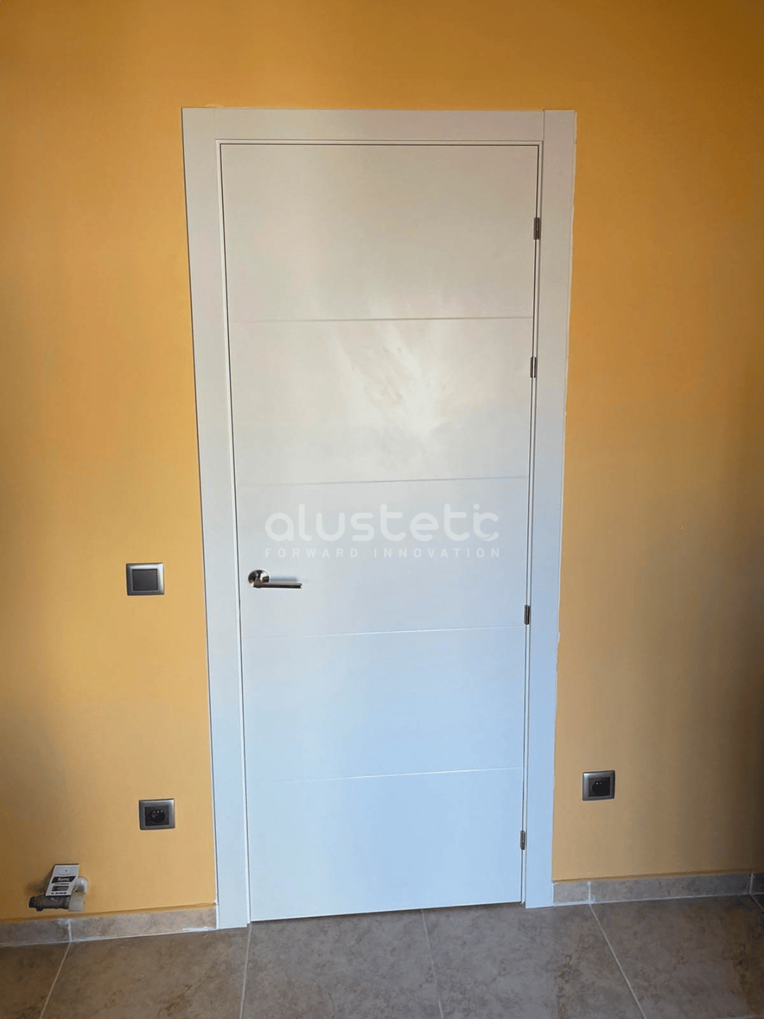 Puerta de aluminio instalada en vivienda