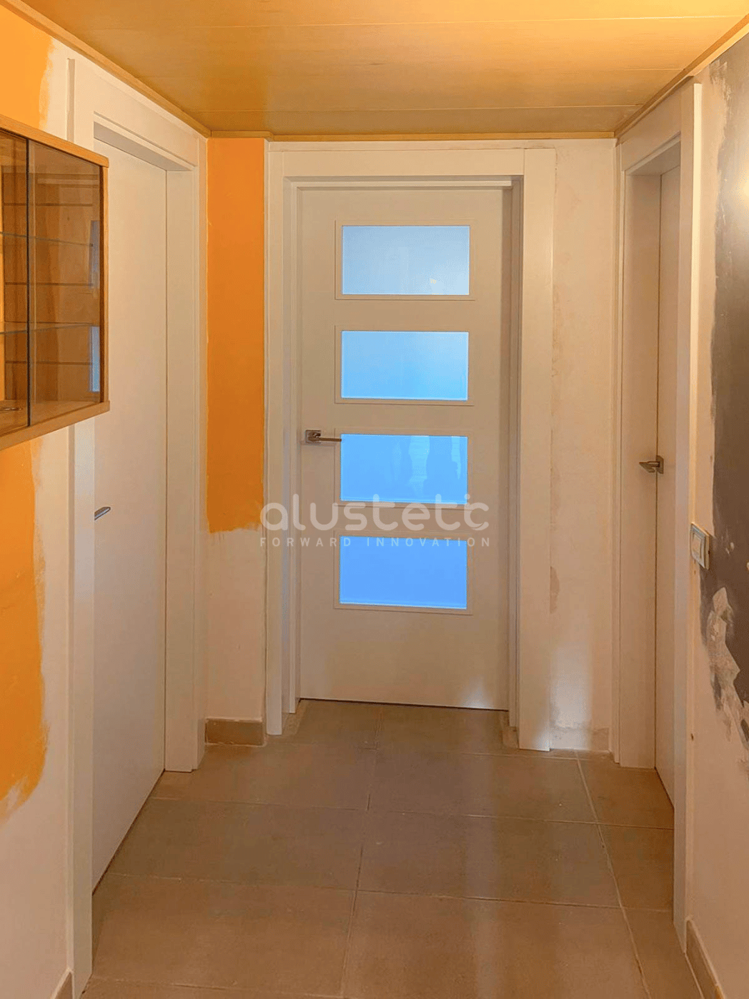 Puerta de aluminio instalada en estancia interior