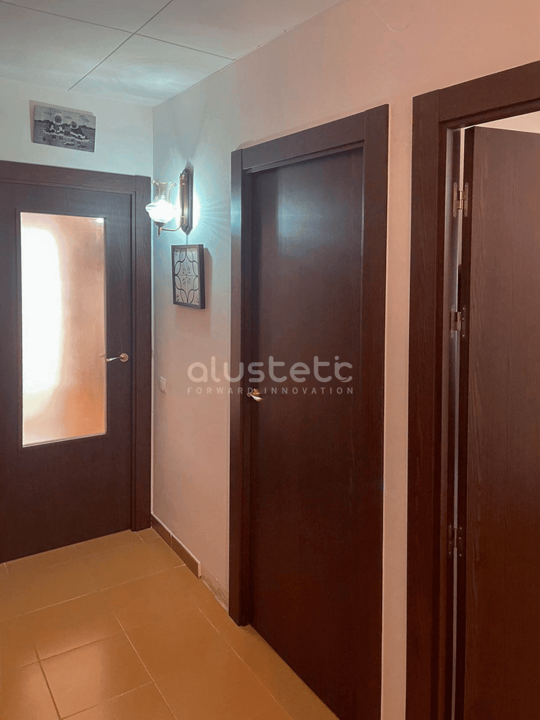 Puerta de aluminio con acabado limpio y moderno