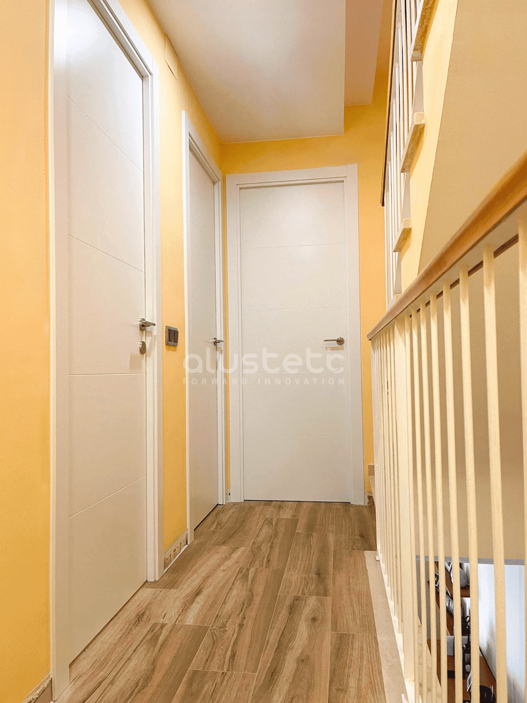 Puerta interior de aluminio con acabado decorativo