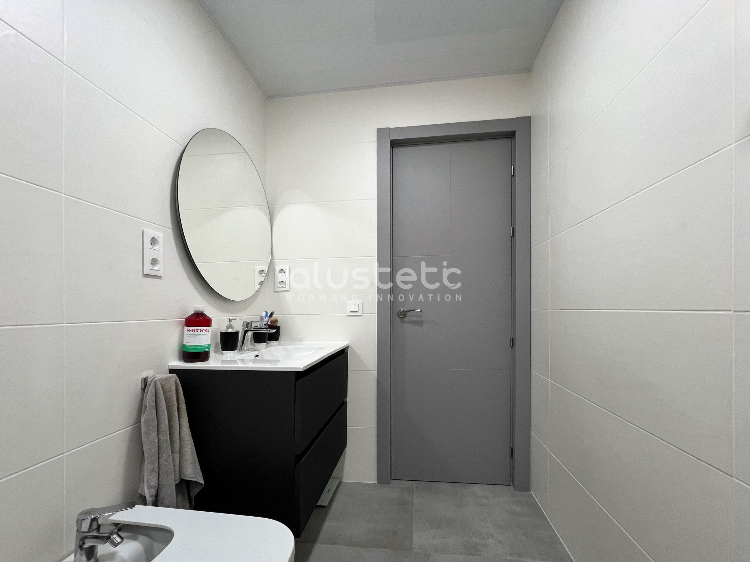 Puerta de interior de aluminio fresada con rayas desiguales