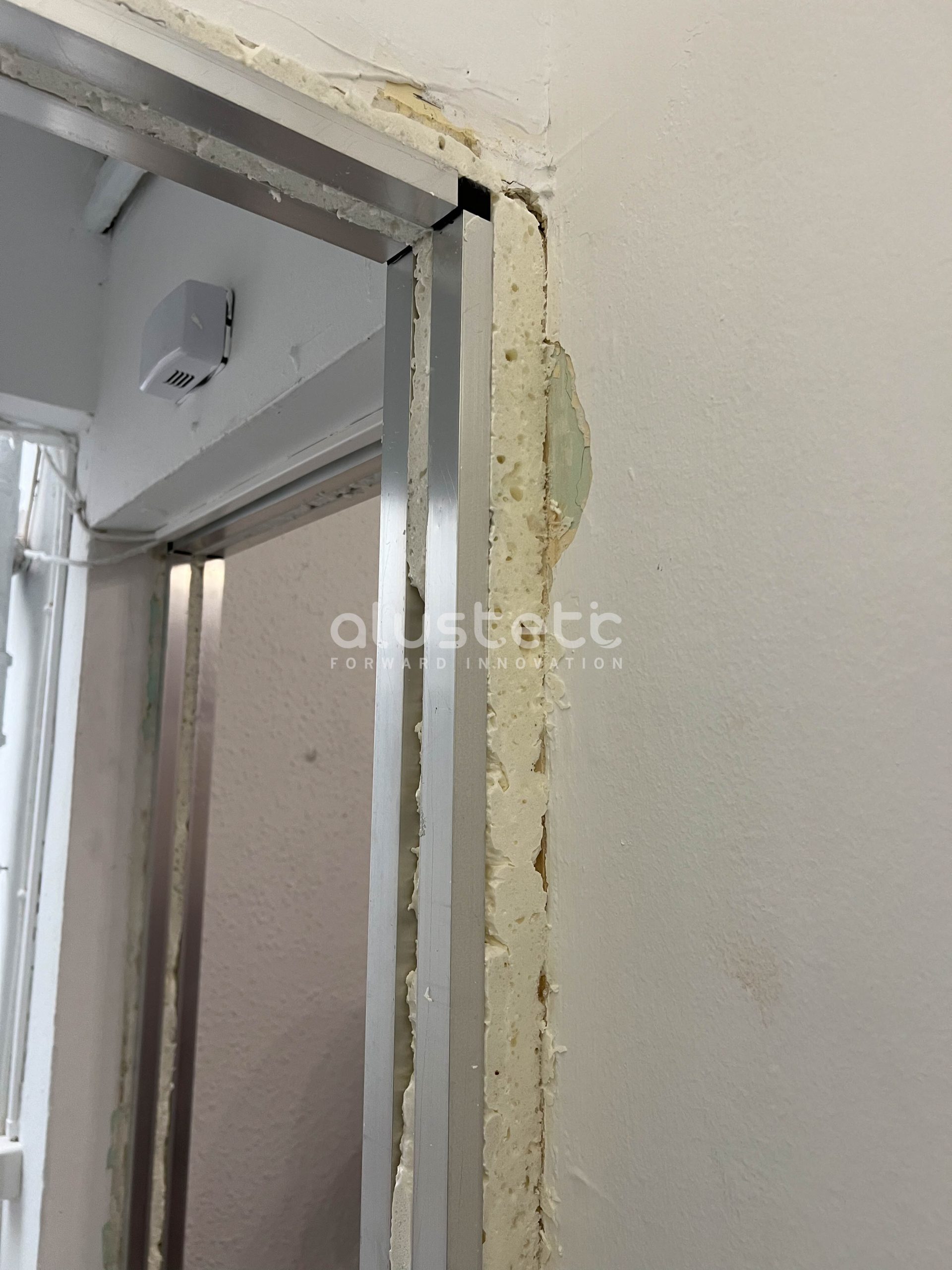 Premarco de aluminio para instalación de puertas