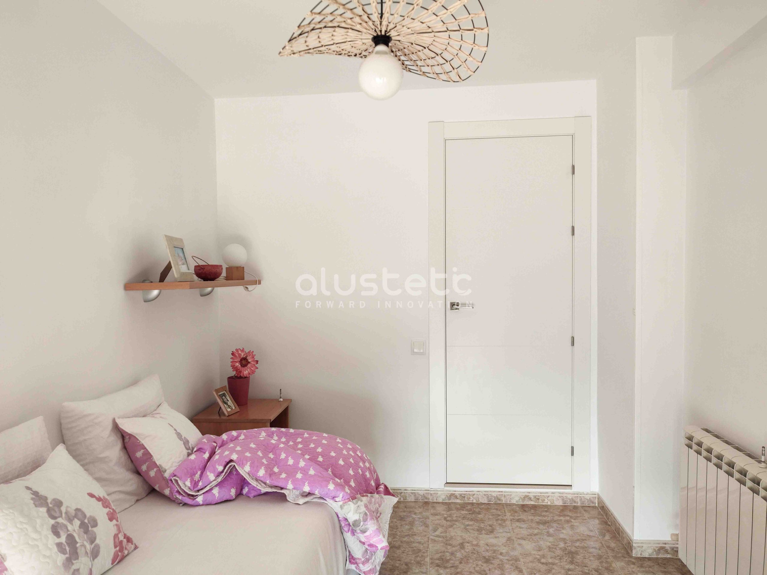 Puerta de interior de aluminio blanca fresada con cuatro rayas horizontales
