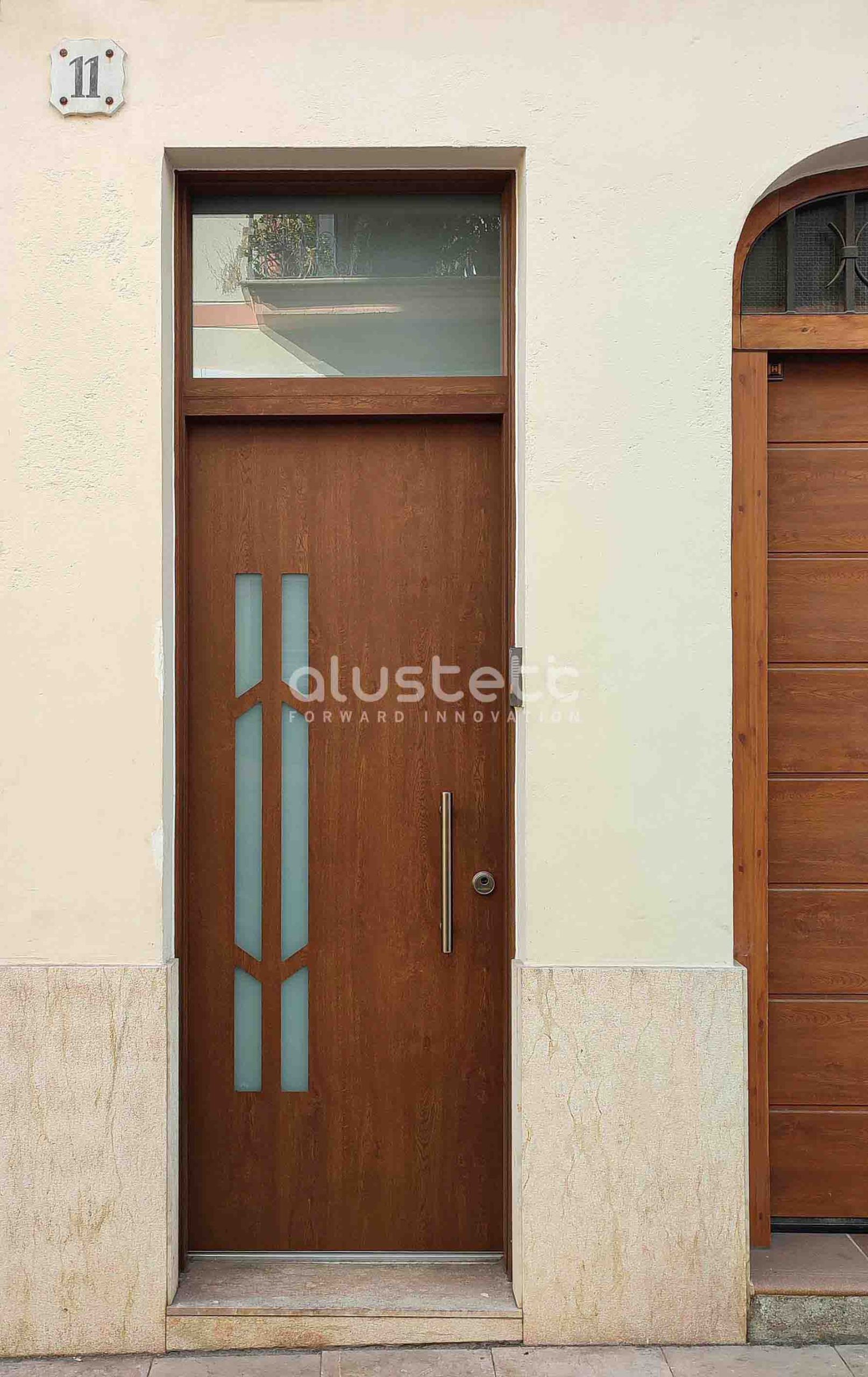 Puerta de aluminio instalada en obra real