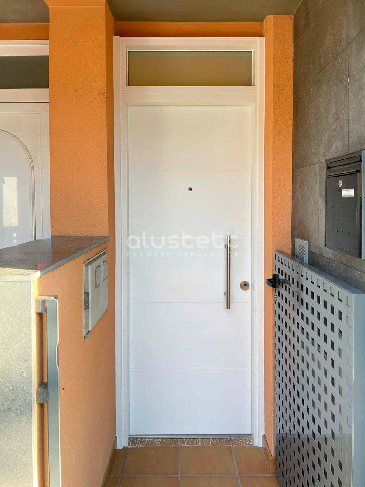 Puerta de aluminio instalada en interior luminoso