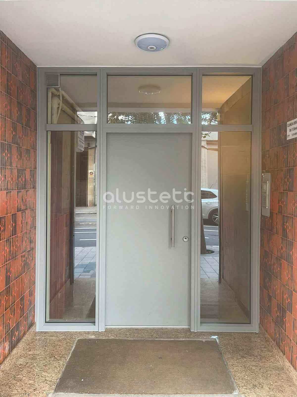 Puerta de aluminio instalada en casa