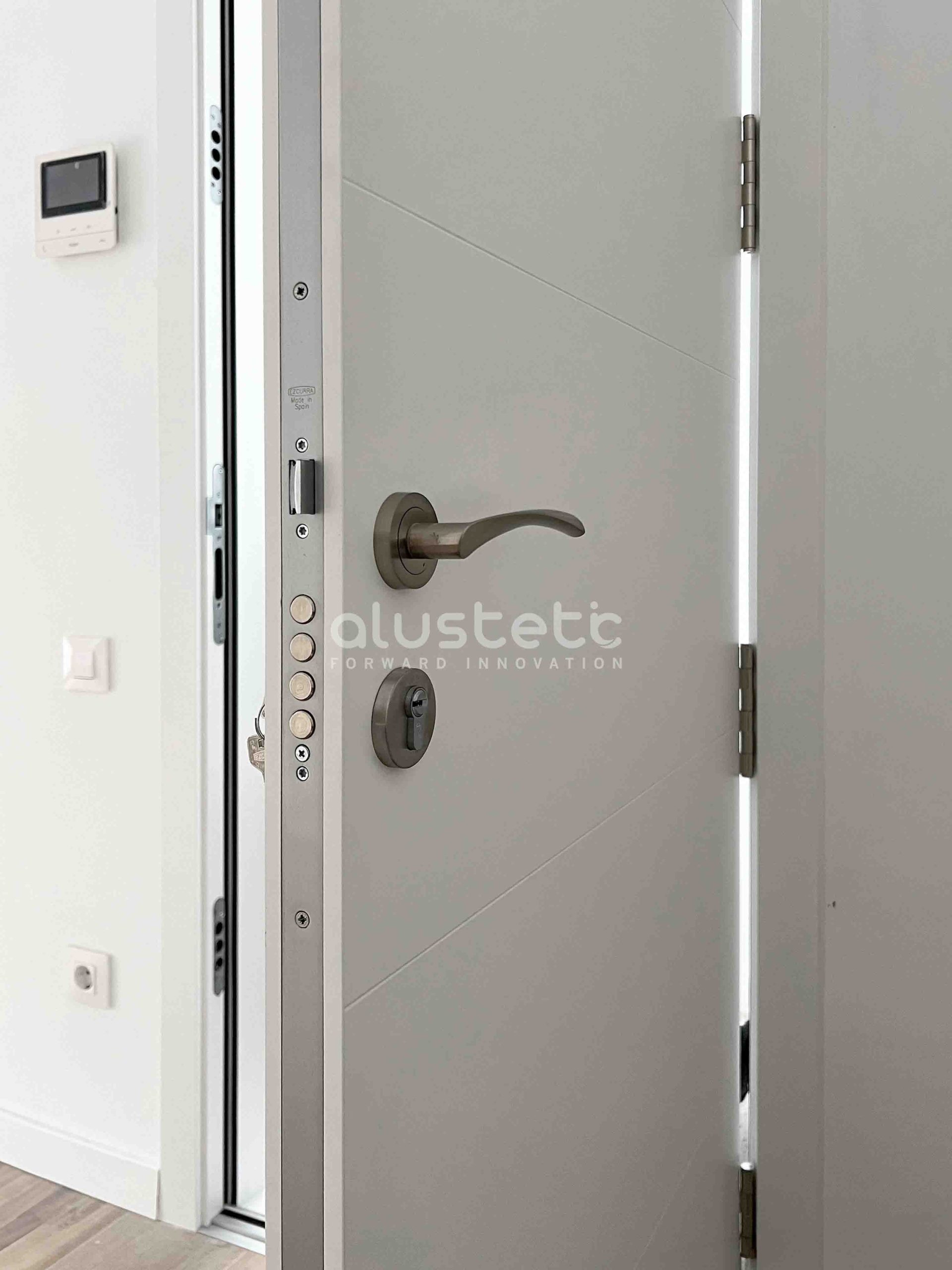 Puerta de aluminio instalada en vivienda reformada