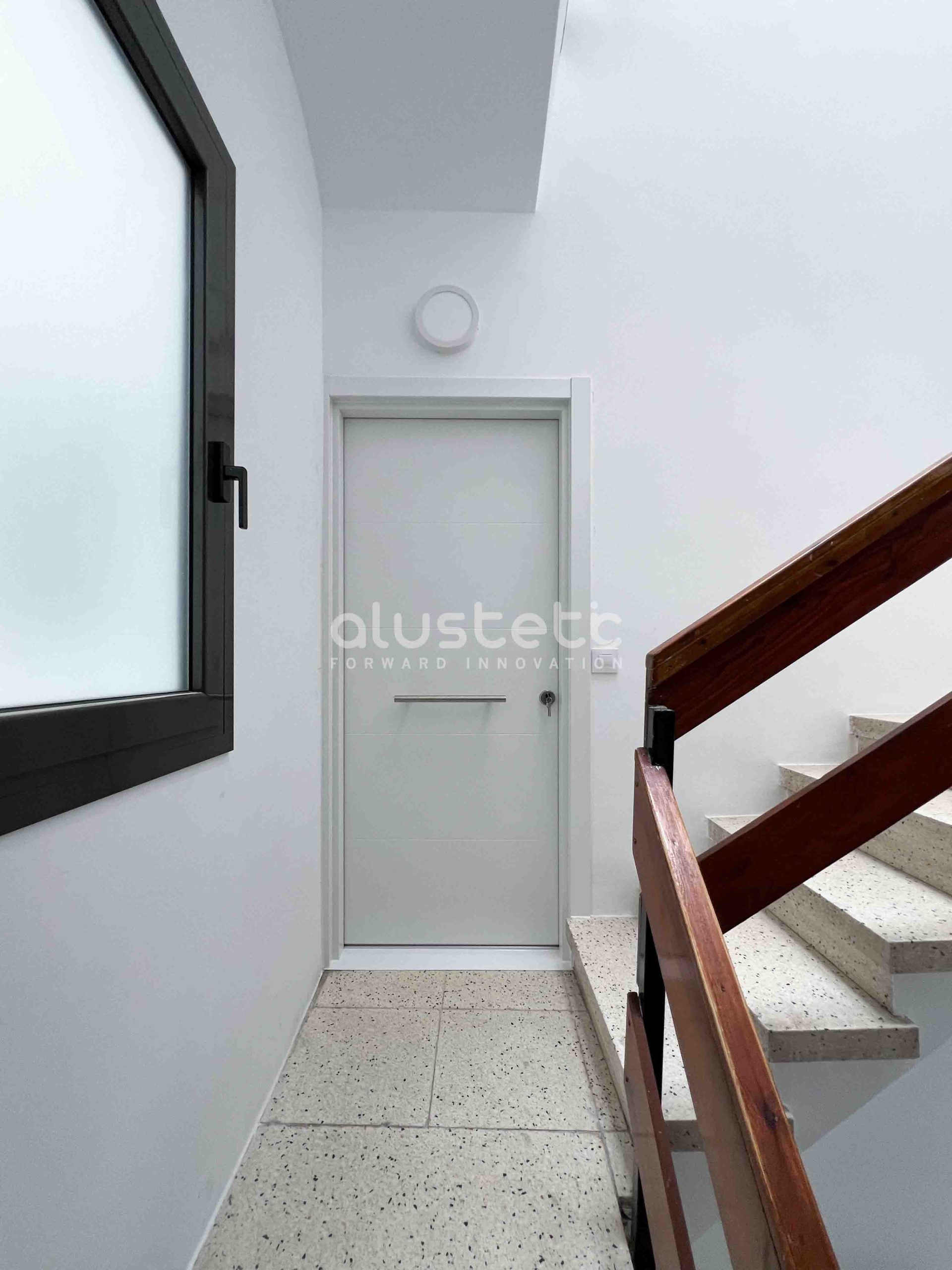 Puerta de aluminio instalada en interior moderno