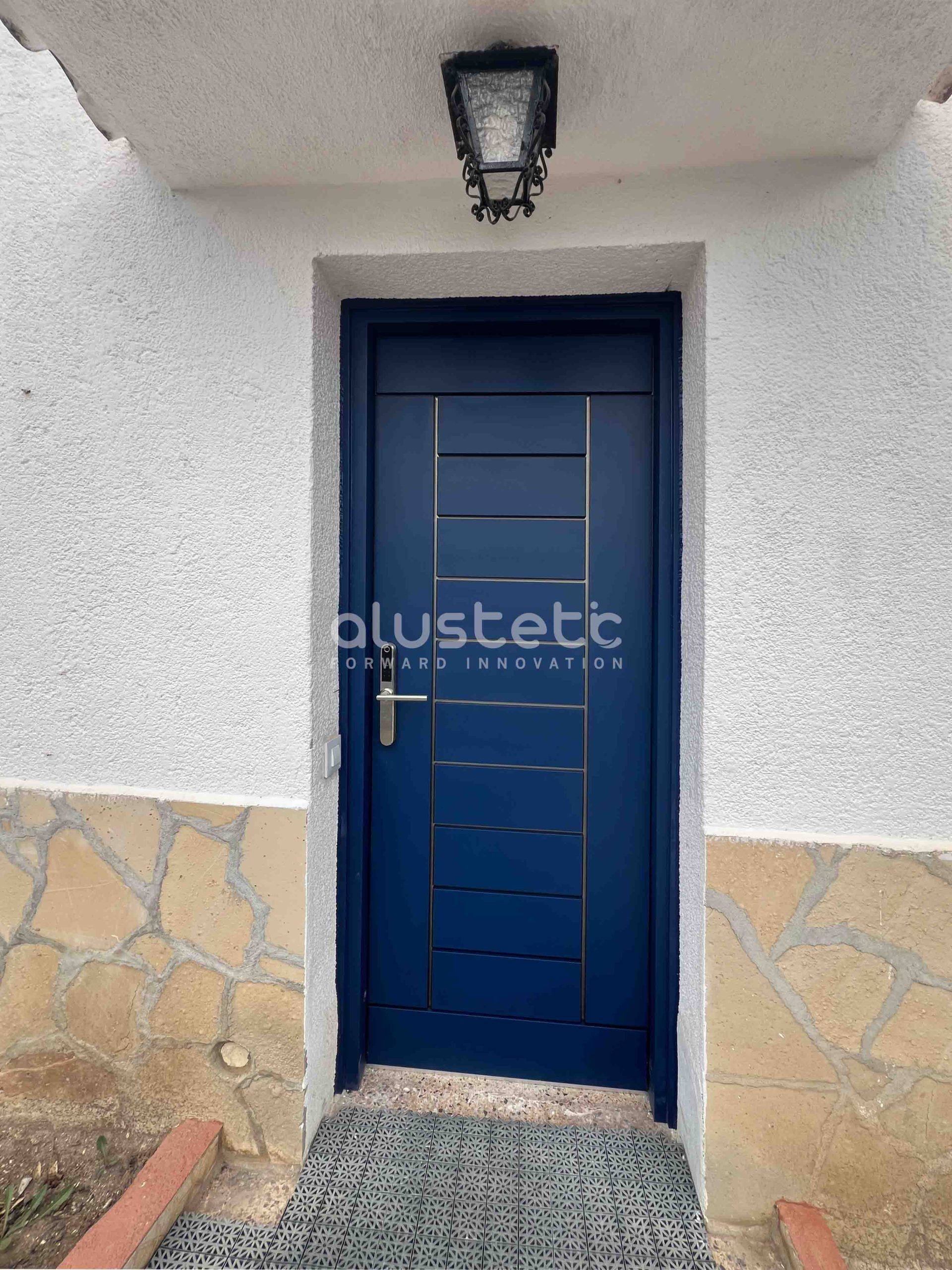 Puerta de aluminio instalada en vivienda actual