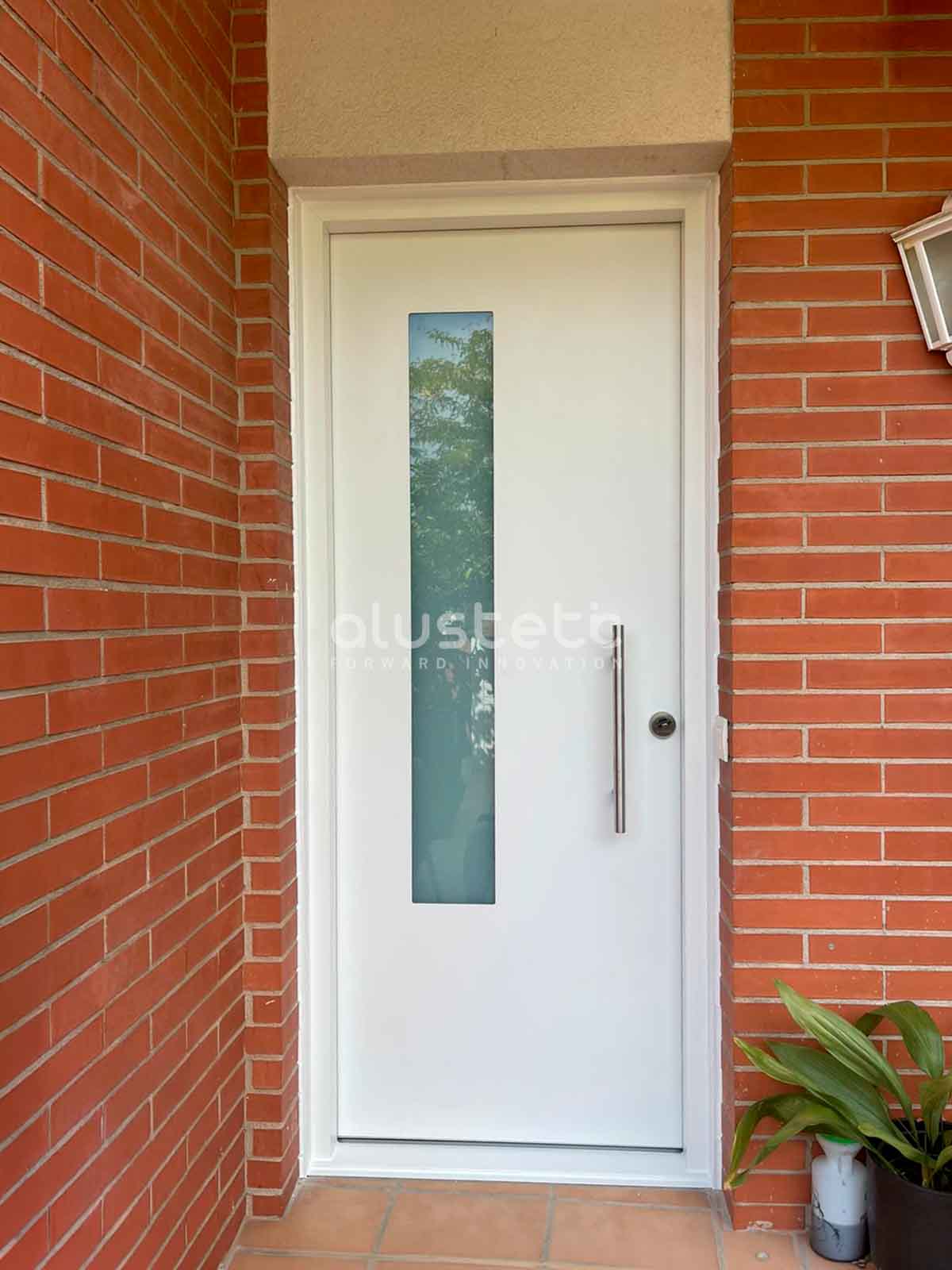 Puerta de aluminio instalada en vivienda moderna