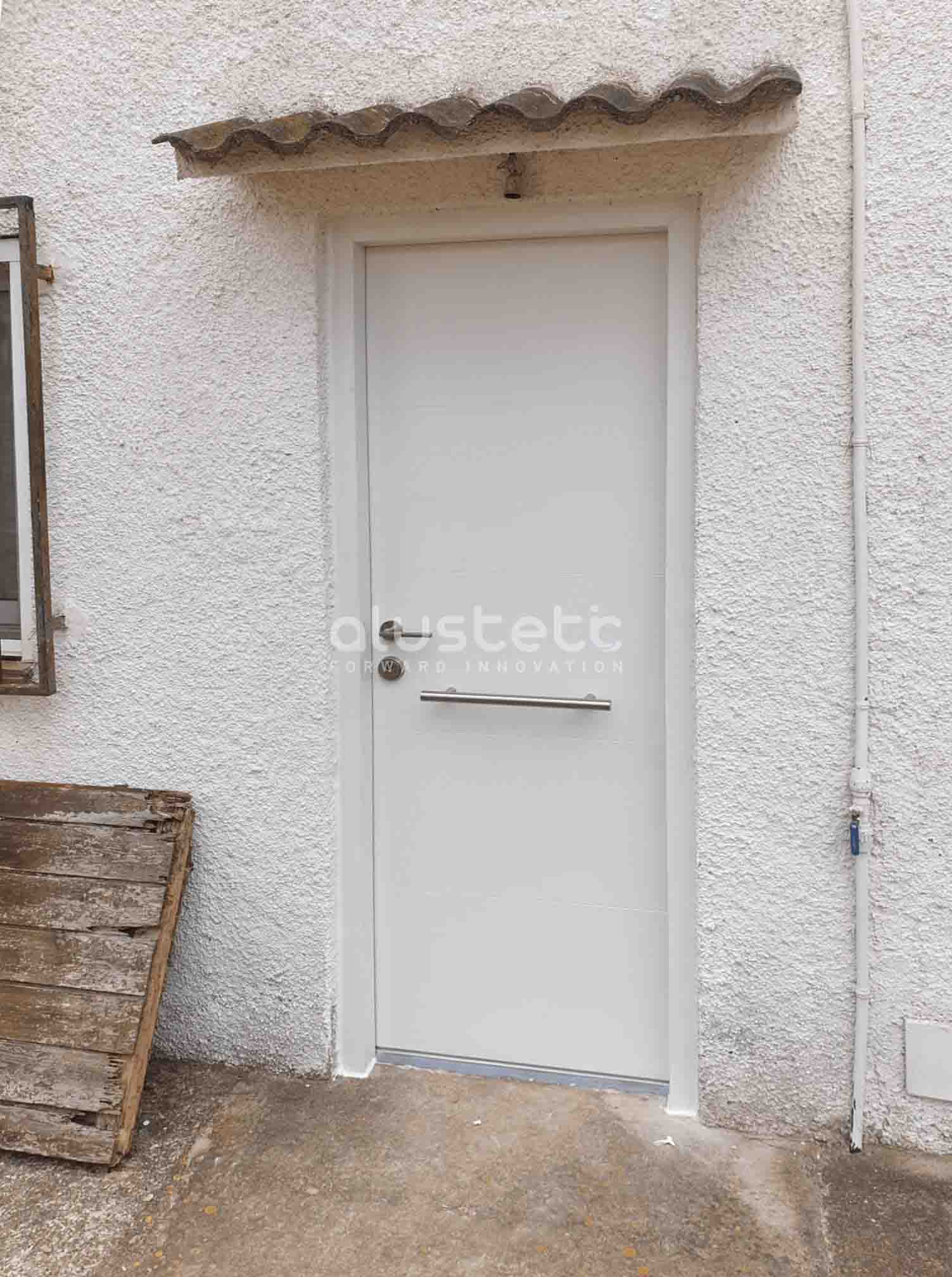 Puerta de aluminio instalada en vivienda