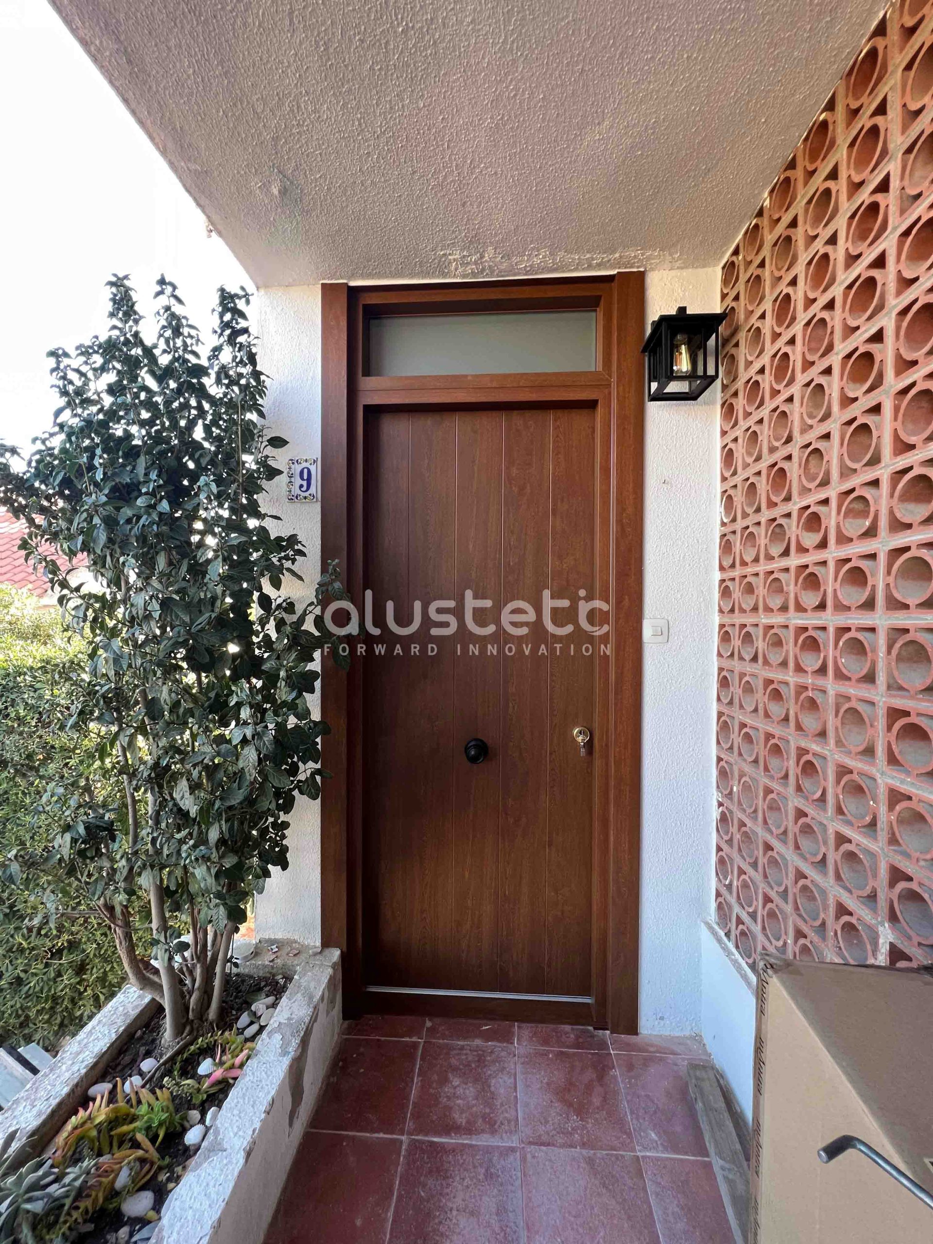 Puerta de aluminio instalada en entrada
