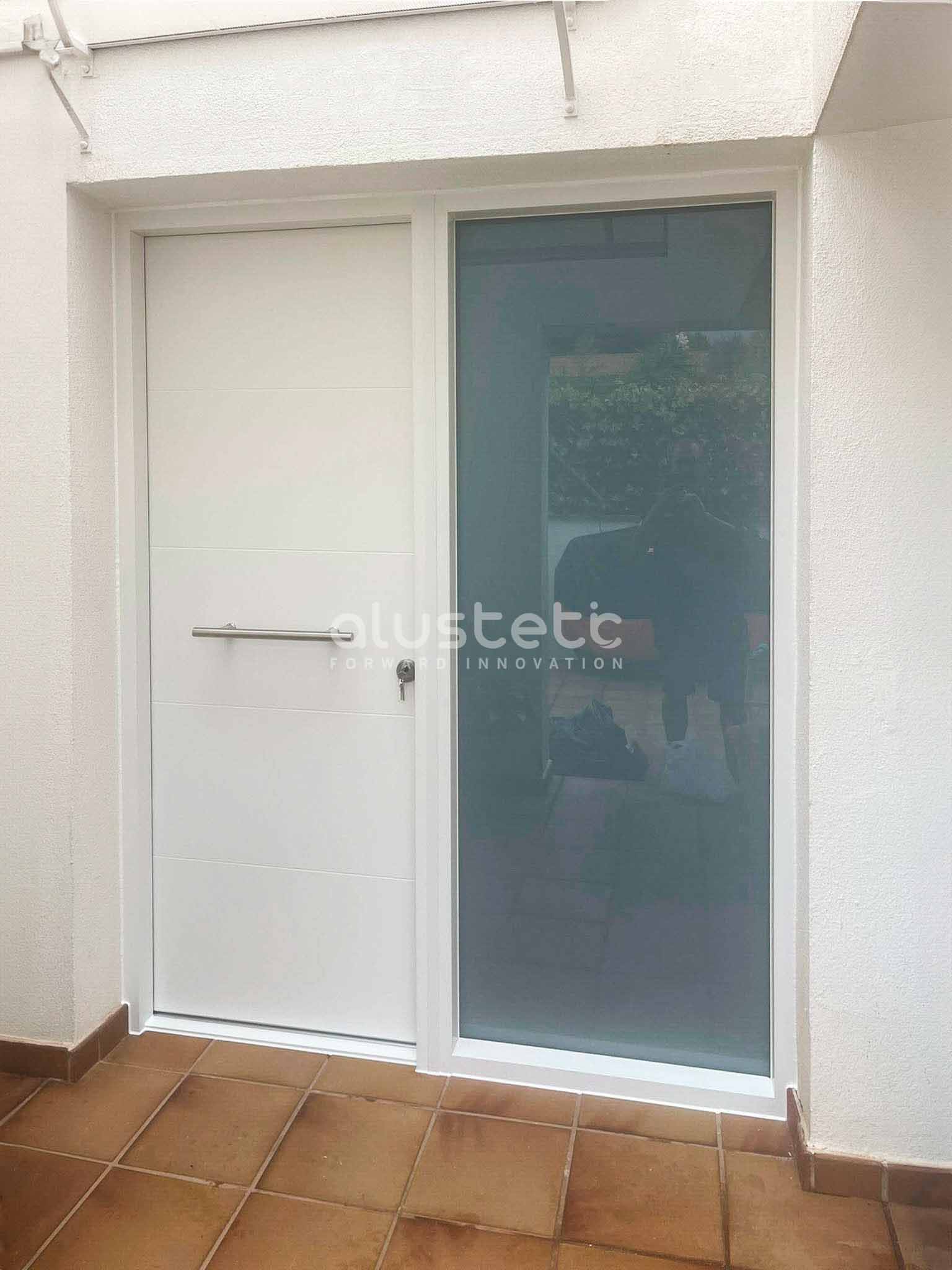 Puerta de entrada de aluminio instalada en vivienda